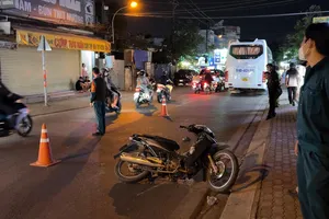 Video: Xe máy va chạm xe khách, 2 cha con thương vong