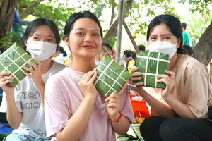 Video: Hàng trăm bạn trẻ gói bánh chưng tặng người khó khăn dịp Tết