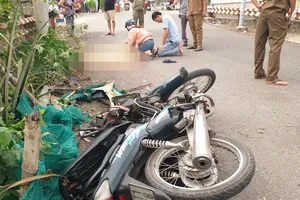 Video: Tông xe máy vào cột đèn, một người phụ nữ chết tại chỗ