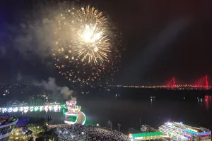 Mãn nhãn với những màn pháo hoa rực rỡ trong đêm giao thừa 2023