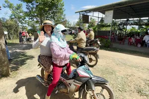 Những người phụ nữ gắn với nghề xe ôm ở núi Linh Quy Pháp Ấn, Lâm Đồng