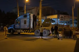 Video: Xe máy tông vào container đang lùi, một người chết tại chỗ