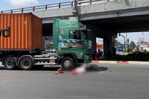 Video: Container va chạm xe máy ở ngã tư An Sương, một người tử vong 