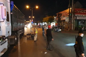 Video: Xe đầu kéo va chạm xe máy, nam bảo vệ tử vong