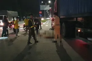 Container cuốn xe máy vào gầm, nam bảo vệ tử vong