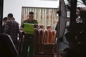 Video: Toàn cảnh khám xét văn phòng luật sư Văn Sỹ ở Vĩnh Long