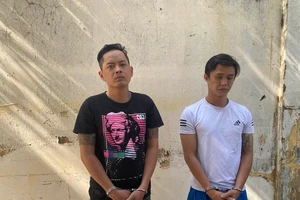 Bắt giữ nhóm cầm vật giống súng xông vào ngân hàng