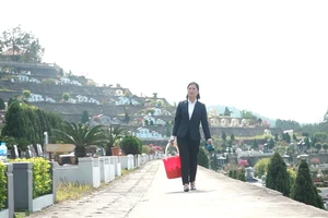 Video: Người phụ nữ gần 10 năm chăm sóc những ngôi mộ ở nghĩa trang