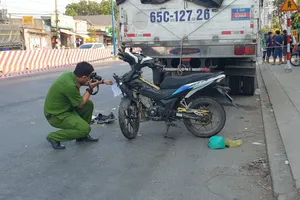 Video: Xe máy tông đuôi xe tải, nam công nhân tử vong tại chỗ