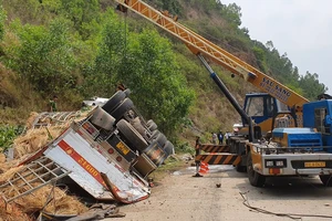 Video: Hiện trường vụ xe chở dưa lật vào vách núi làm 9 người thương vong ở Phú Yên
