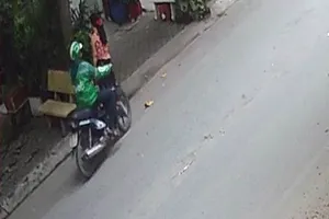 Camera ghi cảnh cụ bà 77 tuổi bị giật dây chuyền ngã ra đường