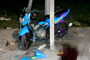 Video: Chạy xe máy tông vào cây xanh, một nam thanh niên tử vong