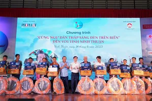 'Cùng ngư dân thắp sáng đèn trên biển' tặng 200 phần quà cho ngư dân Ninh Thuận