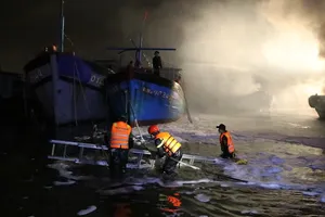 Video: Cháy nhiều tàu cá trong đêm trên vịnh Mân Quang