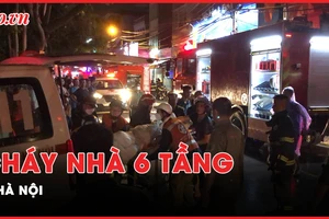Video: Nhà 6 tầng cháy dữ dội trong mưa lớn ở Hà Nội