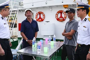 Video: 2 ngư dân gặp nạn ở vùng biển Hoàng Sa trở về bình an