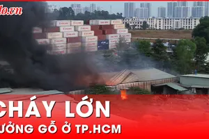Cháy lớn tại xưởng gỗ ở TP.HCM