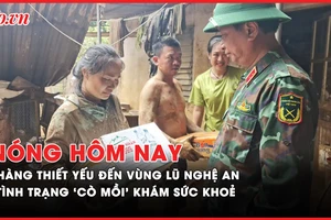 Nóng hôm nay: Trực thăng chở hàng thiết yếu đến vùng lũ Nghệ An