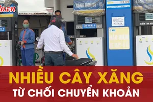 Nhiều cây xăng ở TP.HCM từ chối chuyển khoản: Các bên nói gì?