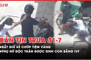 Bản tin trưa 31-7: Bắt kẻ cướp tiệm vàng, kéo lê nữ nhân viên