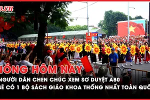 Nóng hôm nay: Hà Nội mưa như trút, người dân vẫn ken kín đứng chờ xem sơ duyệt A80