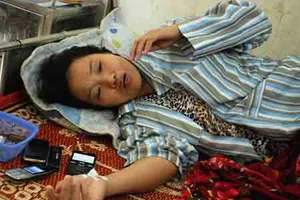 Chồng đi vắng, vợ bị hành hung