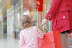 Chuẩn bị những gì khi cùng con đi mua sắm Tết