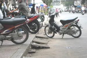 Lòng đường có bệ dắt xe