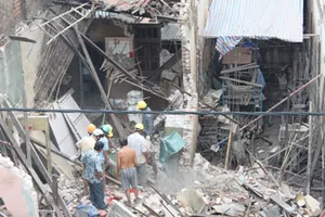 Sập nhà giữa trưa, bốn người thoát chết