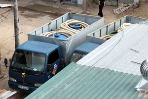 Bắt quả tang hai xe hút hầm cầu đổ bậy