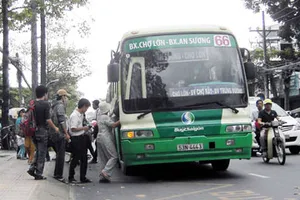 Trẻ đi xe buýt lúc bị thu tiền, lúc không