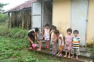 25 trẻ mầm non ăn ngủ cùng mùi thuốc trừ sâu