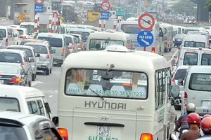 Kẹt xe ngày đầu thu phí cầu Bình Triệu 1