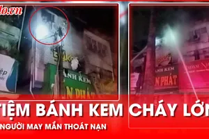 Video: Tiệm bánh kem ở quận 1 cháy lớn, cảnh sát giải cứu 8 người trong gang tấc