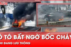 TP.HCM: Ô tô bốc cháy ngùn ngụt khi đang lưu thông trên đường