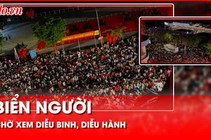 Nhìn từ trên cao: Biển người thức trắng đêm, chen chân chờ xem lễ diễu binh diễu hành 30-4