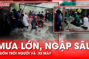 Mưa lớn, nước chảy như thác, cuốn trôi cả người và xe máy