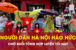 Người dân Hà Nội háo hức chờ buổi tổng hợp luyện diễu binh diễu hành lần 2