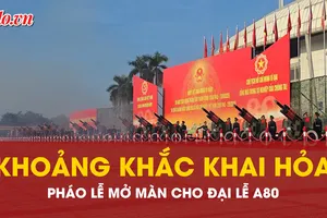Khoảnh khắc dàn đại bác đồng loạt khai hỏa mở màn cho Lễ kỉ niệm A80