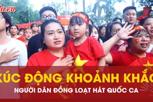 Xúc động khoảnh khắc hàng vạn người dân đồng loạt hát Quốc ca tại Quảng trường Ba Đình