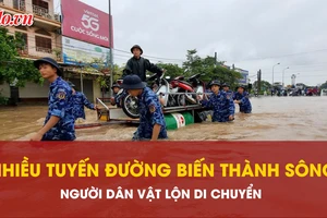 Nhiều tuyến đường Hà Nội biến thành sông, người dân ‘oằn mình’ chống ngập 