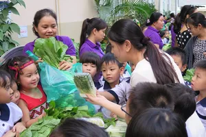 Độc đáo: Nhộn nhịp hội chợ rau sạch của học sinh tiểu học