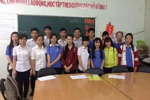 Gác việc bán vé số để cùng con đến trường thi