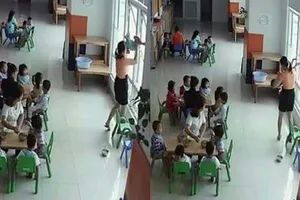 Sẽ đóng cửa cơ sở mầm non dọa ném trẻ qua cửa sổ
