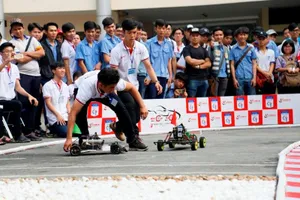 Gay cấn cuộc đua ô tô mô hình tự chế của sinh viên