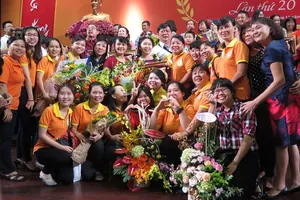 Bí thư Nhân trao giải thưởng Võ Trường Toản cho 40 GV 