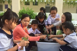 Trẻ tiểu học 'thay áo' cho rác thải tái chế