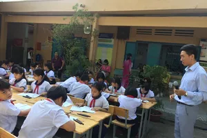 Biến bục sân khấu ở sân trường thành bục giảng