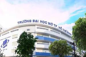 Trường ĐH Mở TP.HCM ngưng dùng chai nước và ống hút nhựa