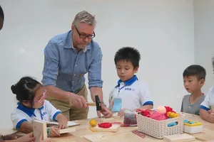 Học sinh thích thú trải nghiệm mô hình lớp học Phần Lan